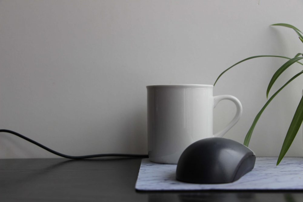 Souris d'ordinateur et tasse à café