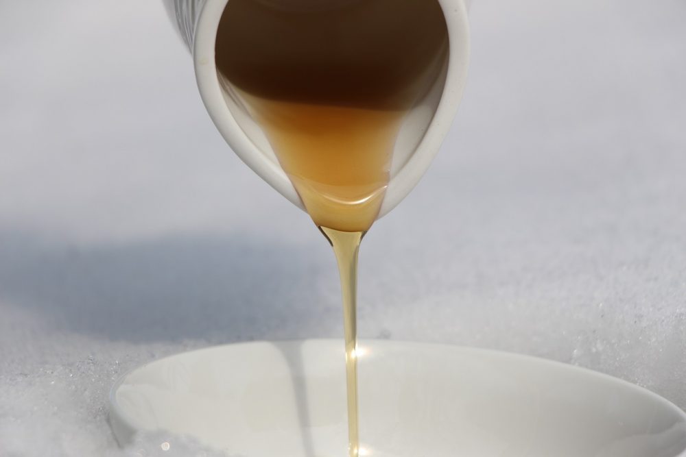 Sirop d'érable versé dans un plat