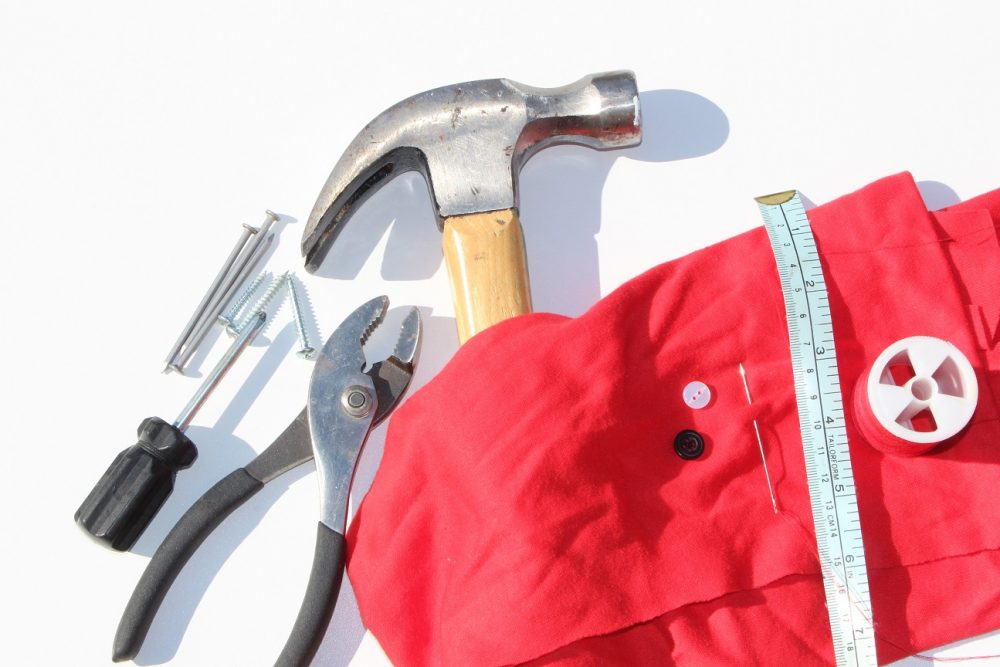 Clous, tournevis, vis, marteau, tissu, aiguille à coudre, fil, ruban à mesurer.