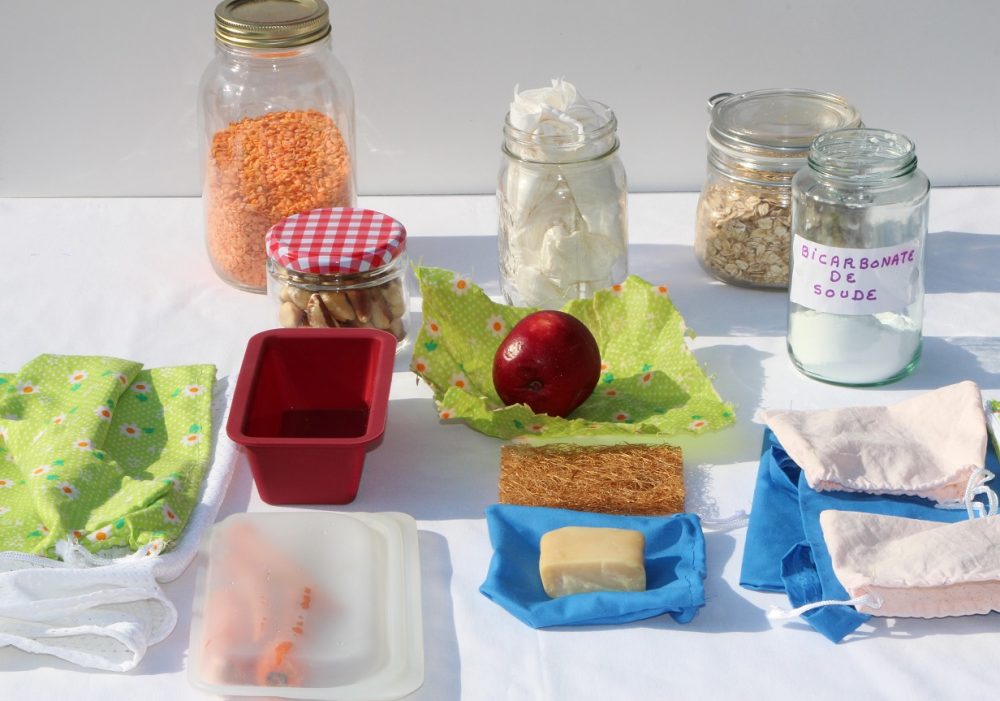 Ensemble de différents articles zéro déchet.