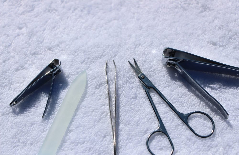 Coupe-ongles, lime à ongles, pince à épiler, ciseaux.