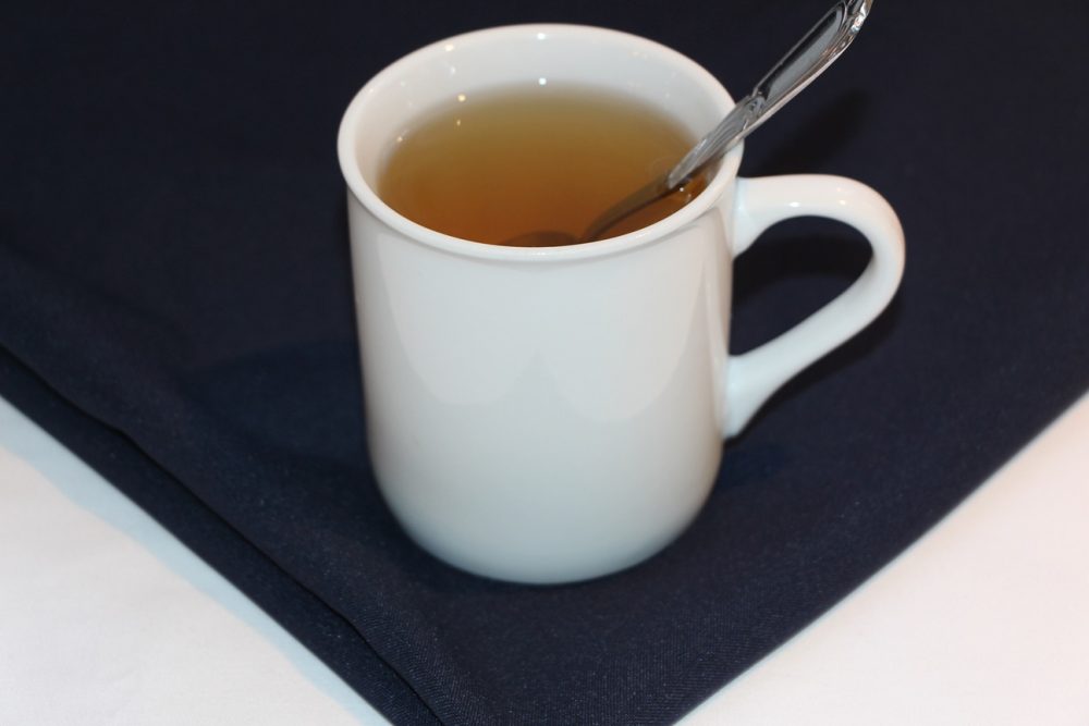 Tasse contenant une infusion de thé.